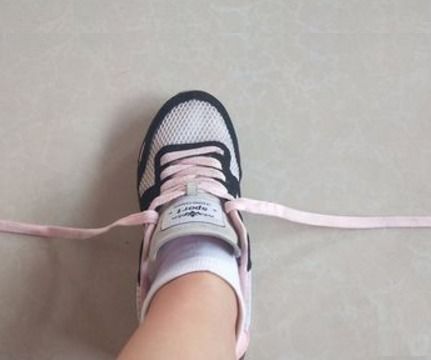 系鞋带教程一步一步简单图片