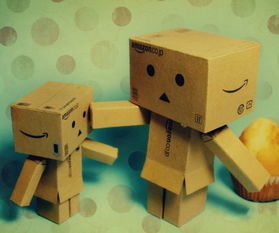 请问图中的纸盒人是什么，出自哪里？