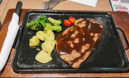 吃牛排左手拿刀还是右手拿刀怎么拿呢，吃牛排左手拿刀还是右手拿刀视频