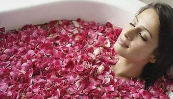 梦见洗澡没洗成周围全是人