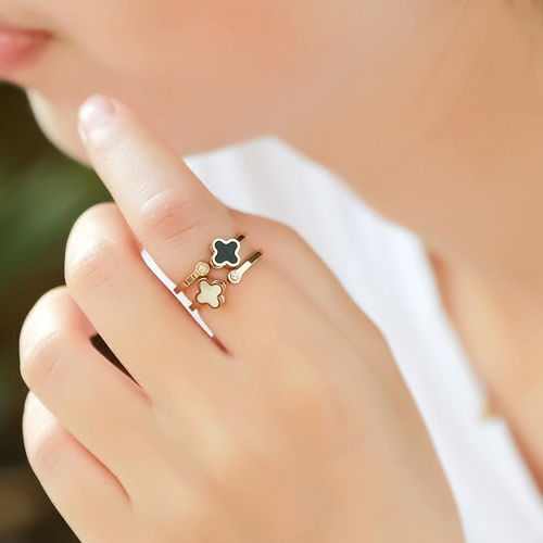 右手食指戴戒指什么意思女