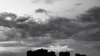 暴风雨前的宁静下一句是什么