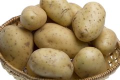 土豆削皮后有一层淡绿色