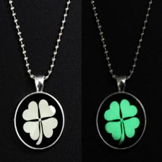 四叶草项链到底什么是牌子的，有人说是梵克雅宝，