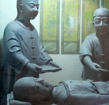 古时候的太监为什么要被净身？