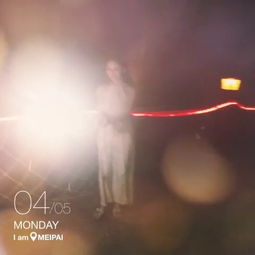 初音未经有一首歌，我只记得歌词是旋转跳跃我闭着