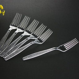 1：吃西餐时怎么使用刀叉？哪个手拿刀哪个手拿叉？