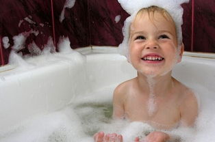 梦见自己洗澡还有别人梦到自己找衣服 裤子却都短