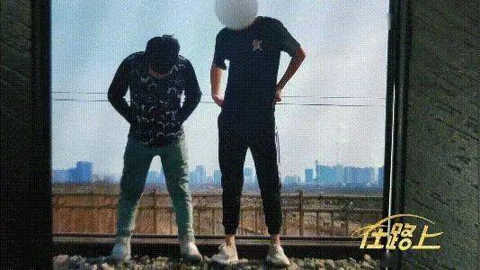 站在里面打一字