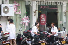 今天去上网，刚出网吧门，在不远处看见几个社会流