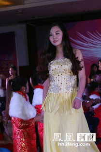 郑州高校男生在食堂给女生下跪磕头，是什么让他这