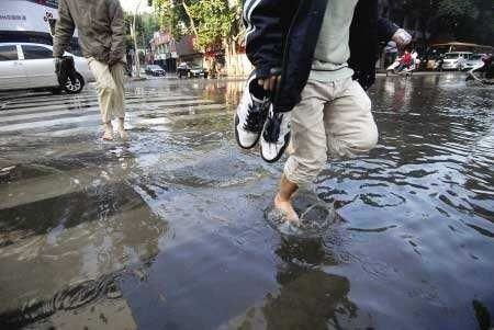 趟浑水和淌浑水那个正确?