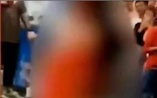 美女当街脱衣裸奔，劝阻反遭辱骂，女子说的我不是