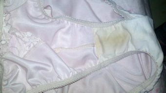 现在一个女同事和我住宿舍，每天穿内衣内裤洗完澡