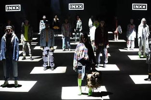 上联:引领时尚潮流,下联是