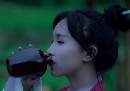 如何看待李子柒公开视频制作的举动？