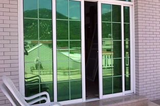 玻璃窗贴膜怎么贴