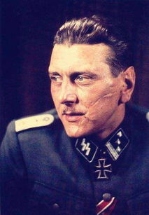 美剧《毒枭》中埃斯科尔瓦尔妻子塔塔是由谁扮演的？