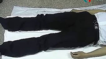 有两位盲人，他们都各自买了两对黑袜和两对白袜，