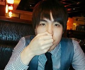 lol解说小漠和冷小莫是一个人吗