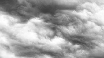 形容暴风雨前的宁静，暗示着物极必反的成语或俗语