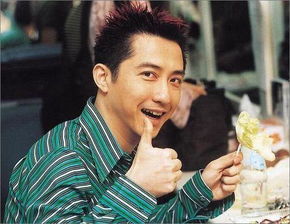 庾澄庆带全家为母亲祝寿，你觉得他的状态如何？