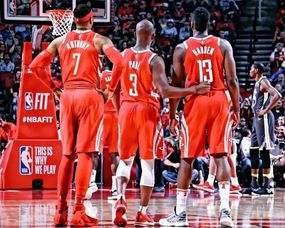 小时候看过的 类似于铠甲勇士吧，能合体成超人一样