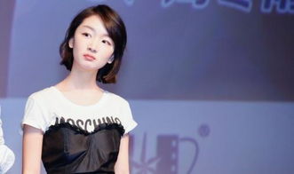 周冬雨亮相微博电影之夜红毯，你感觉她的气质如何？