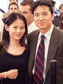 百度老板李彦宏旁边的两位女士是谁?