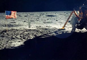 世界上第一个登上月球的人是谁.?哪个国家的.?