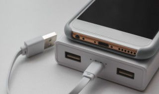 苹果手机充着电还往下掉电