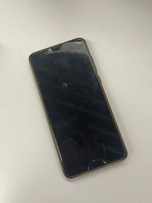 疯狂的手机 法国电影 讲的是一部超牛的手机，他可