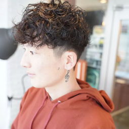 侧背烫发男生发型图片