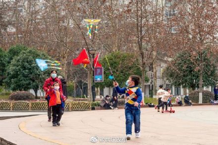 求音乐：每条大街小巷每个人的嘴里新年第一句话就