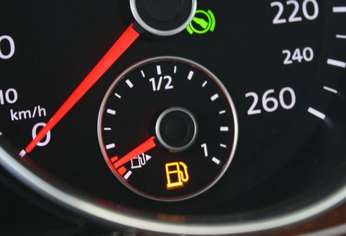 汽车油表亮黄灯还能跑多少公里