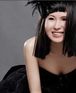 歌手罗琦的眼睛被谁弄瞎的？