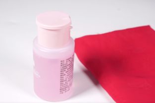 502胶水弄衣服上变硬了发白