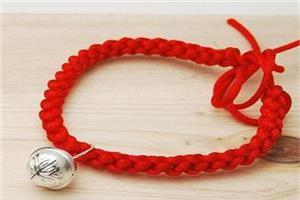 女生脚上戴红绳 左右脚有什么意义