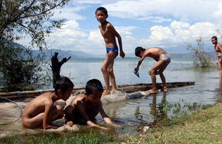 女人梦见在水里抓到活鱼，女人梦见在河里抓鱼是什么征兆