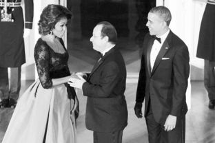 想知道奥巴马夫妇、克林顿夫妇四个人的家庭背景，