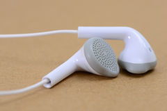 earbuds earphone 区别是什么