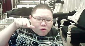 网友花一万块微博问王思聪怎么看pdd和小智撕逼事件