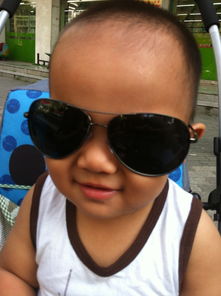 抖音抬牌匾的两个墨镜男的叫什么名字？