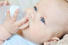 刚满一个月大的婴儿不喝奶粉怎么办？