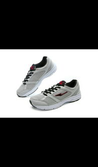 鸿星尔克运动鞋