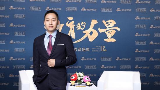 刚才看粉笔公考的书，作者是张小龙，他不是在华图