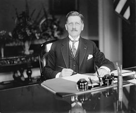 1944年11月赫尔利出任美国驻华大使，这时美国驻华