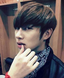 金希澈微博只关注一人,金希澈微博告别李菲儿