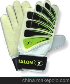 足球的守门员都会戴手套，这是为什么？