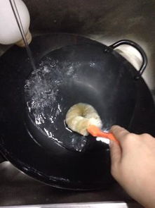 如何开锅铁锅视频，如何开锅养锅